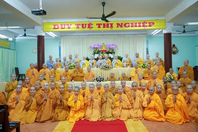 Chư Ni Phân ban Ni giới TP.HCM tổ chức đoàn thăm, cúng dường các trường hạ Ni thuộc TP.HCM