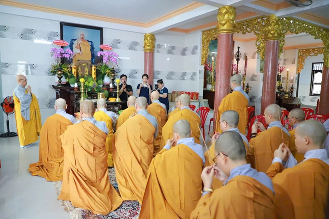 Đảnh lễ Ni trưởng Thích nữ Như Thanh, nguyên Vụ trưởng Ni bộ Bắc tông