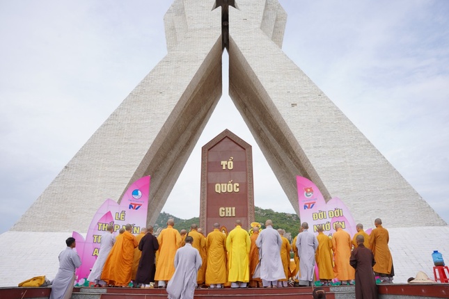 Chư tôn đức dâng hương tưởng niệm các anh hùng, liệt sĩ tại Nghĩa trang Liệt sĩ Chư tôn đức dâng hương tưởng niệm các anh hùng, liệt sĩ tại Nghĩa trang Liệt sĩ