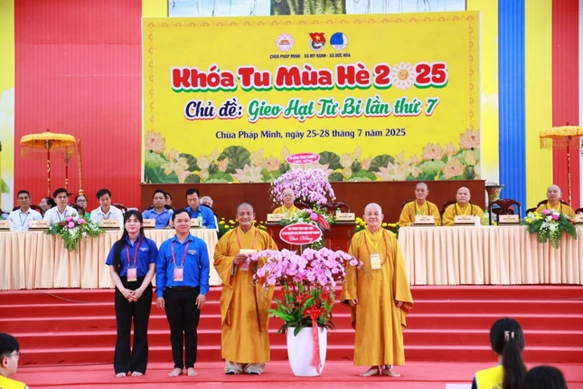 Hòa thượng Thích Minh Thiện tặng hoa chúc mừng khóa tu