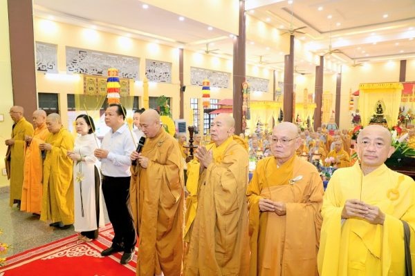 Hòa thượng Thích Huệ Thông, cùng chư tôn đức Tăng Ni, lãnh đạo chính quyền 2 phường đã thành kính dâng hương tưởng niệm anh linh các anh hùng, liệt sĩ