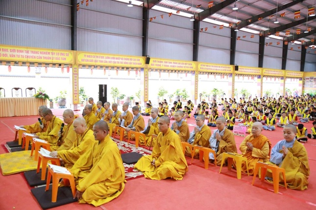 Chư tôn đức Tăng Ni và khóa sinh tụng thời kinh A Di Đà tưởng niệm