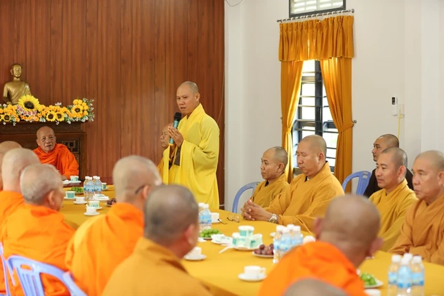 Đại đức Thích Nguyên Minh phát biểu tại buổi tiếp phái đoàn Đại đức Thích Nguyên Minh phát biểu tại buổi tiếp phái đoàn