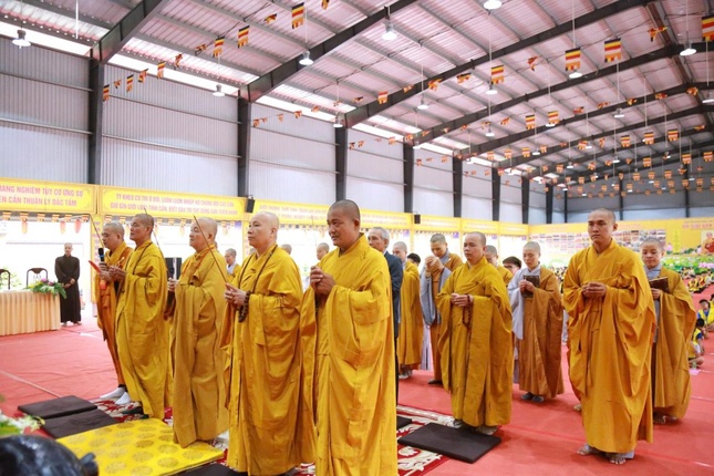 Chư tôn đức chứng minh thực hiện nghi thức niêm hương tưởng niệm