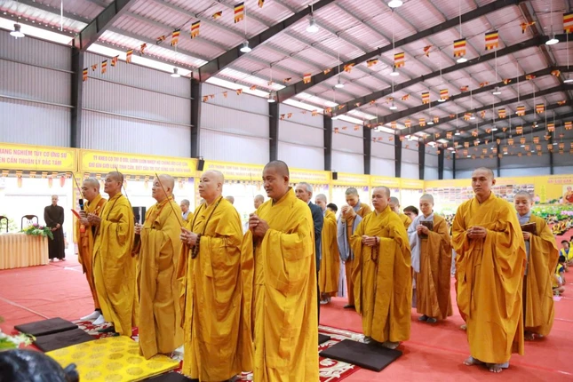 Chư tôn đức chứng minh thực hiện nghi thức niêm hương tưởng niệm Chư tôn đức chứng minh thực hiện nghi thức niêm hương tưởng niệm