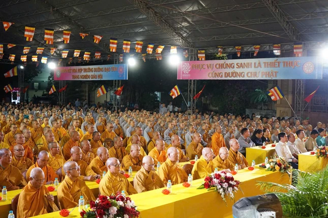 Chư tôn đức Tăng Ni, đại diện lãnh đạo các cơ quan tham dự