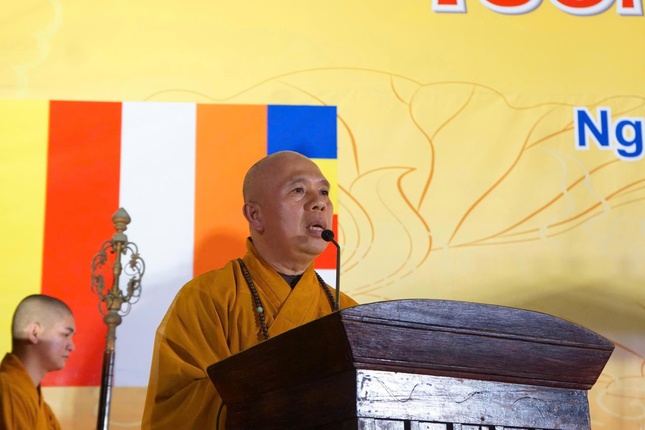 Thượng tọa Thích Tâm Mãn đọc bài tưởng niệm các anh hùng, liệt sĩ