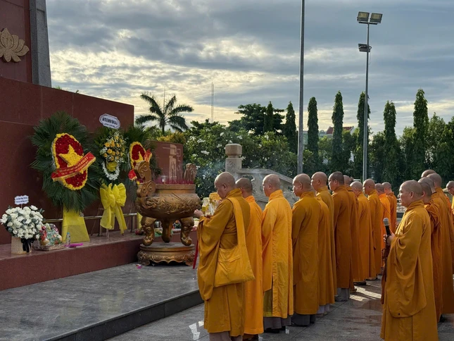 Chư tôn đức Ban Trị sự đã đến viếng Nghĩa trang - Liệt sĩ Quy Nhơn