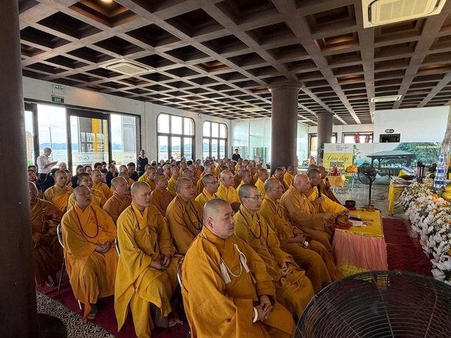 Chư tôn đức trong thời tụng niệm