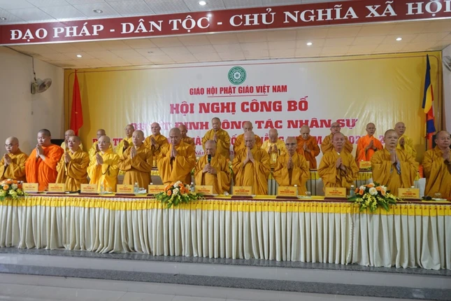 Chứng minh và tham dự hội nghị