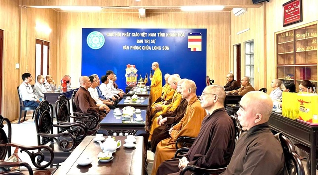 Thượng tọa Thích Hạnh Huệ cùng chư tôn đức Ban Thường trực Ban Trị sự tỉnh tiếp lãnh đạo Sở Dân tộc và Tôn giáo tỉnh Khánh Hòa tại chùa Long Sơn