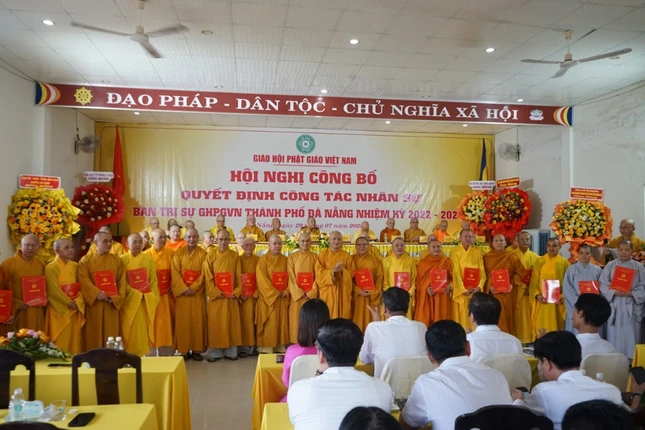 Hòa thượng Thích Huệ Thông trao quyết định đến thành viên Ban Trị sự TP.Đà Nẵng