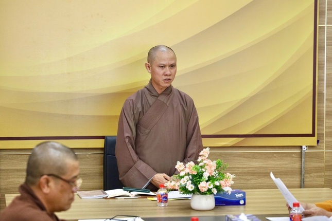Đại đức Thích Nguyên Minh chủ trì buổi họp của Ban Thường trực