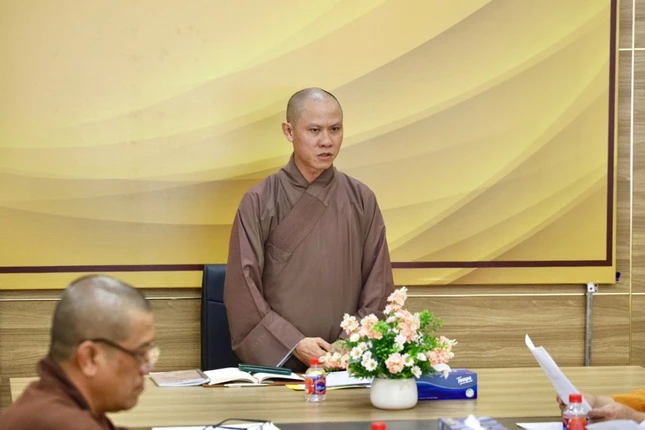 Đại đức Thích Nguyên Minh chủ trì buổi họp của Ban Thường trực