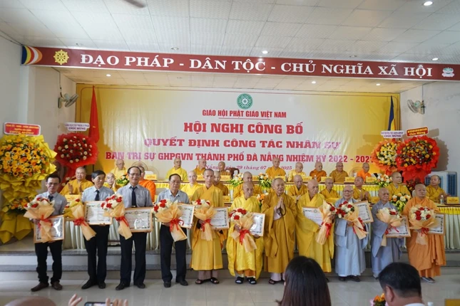 Chư tôn đức Tăng Ni và Phật tử nhận Bằng tuyên dương công đức của GHPGVN
