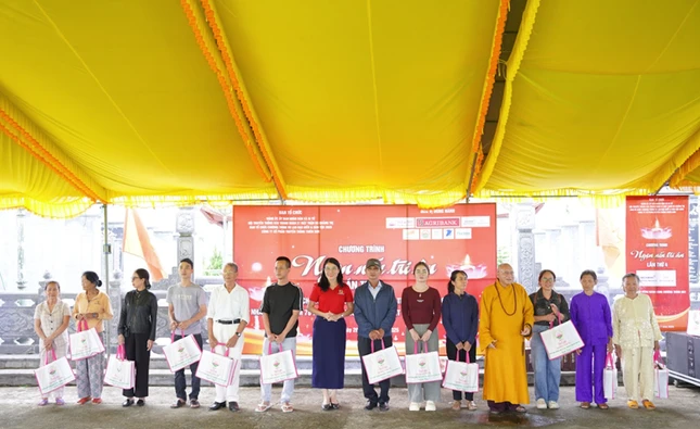 Ban Tổ chức trao quà tại Khu tưởng niệm 2.500 liệt sĩ Trung đoàn 27 - Mặt trận B5 Quảng Trị