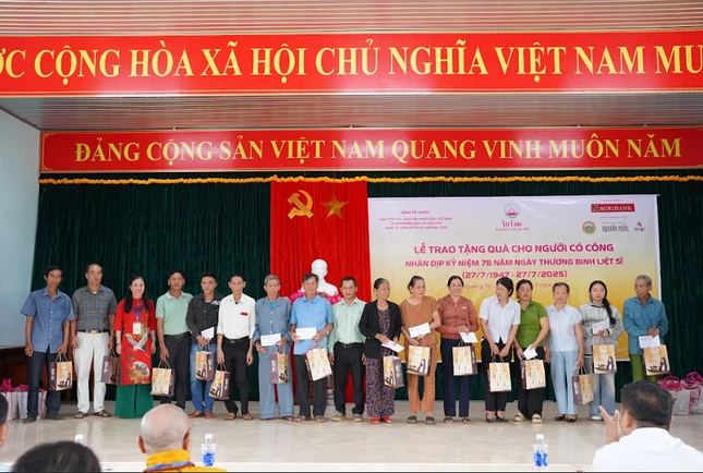 Ban Tổ chức trao quà đến gia đình chính sách, có công