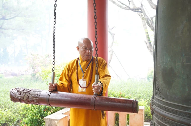 Hòa thượng Thích Gia Quang thỉnh 9 hồi chuông tại Nghĩa trang Liệt sĩ Trường Sơn