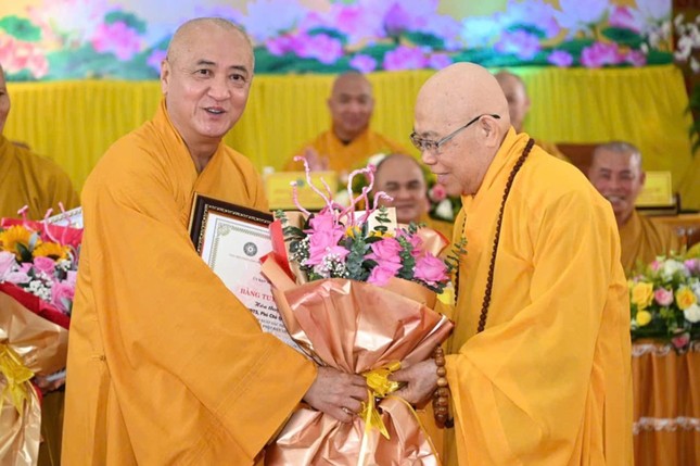 Hòa thượng Thích Huệ Thông trao khánh vàng và hoa đến Trưởng lão Hòa thượng Thích Quảng Xả