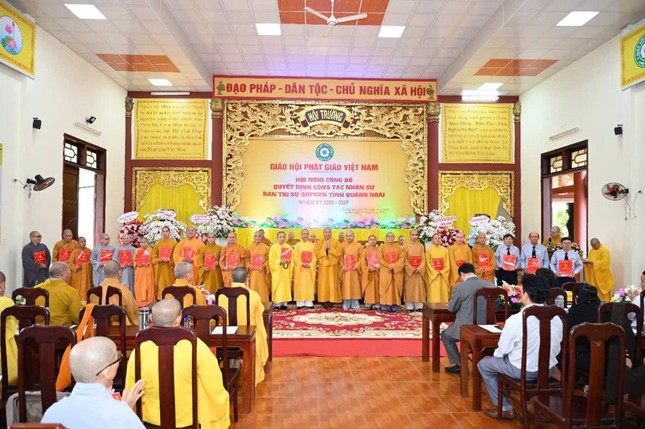 Thượng tọa Thích Phước Nguyên trao quyết định đến các vị Ban Trị sự tỉnh