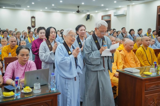 Đại diện Đạo tràng Pháp Hoa miền Bắc tác bạch cúng dường trường hạ