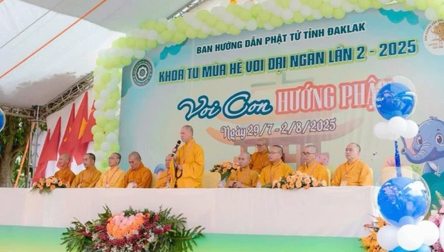 Thượng tọa Thích Nguyên Minh sách tấn khóa sinh