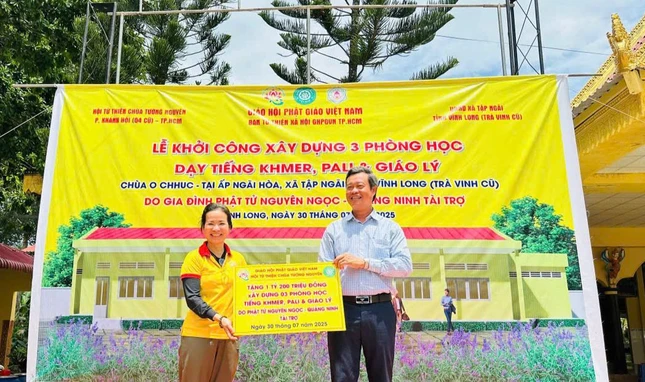 Đại diện đơn vị tài trợ trao bảng 1 tỷ 200 triệu đồng để xây dựng 3 phòng học - Ảnh: T.N