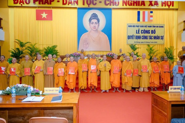 Hòa thượng Thích Thiện Thống trao quyết định đến thành viên Ban Trị sự Hòa thượng Thích Thiện Thống trao quyết định đến thành viên Ban Trị sự