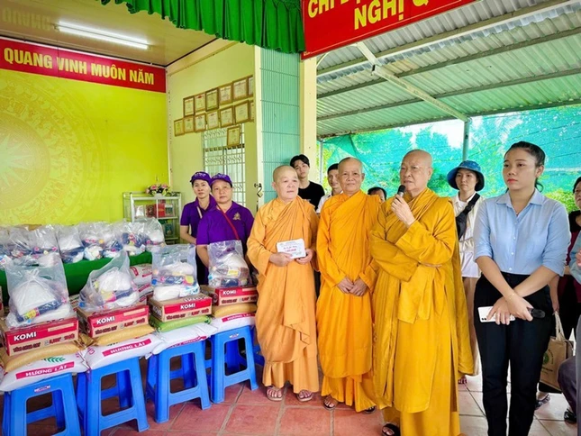 Ni sư Thích nữ Tâm Liên đã thay mặt đoàn thăm hỏi sức khỏe, động viên bà con vượt qua khó khăn