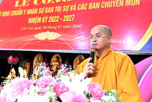 Đại đức Thích Nguyên Chính đọc quyết định của Trung ương Giáo hội