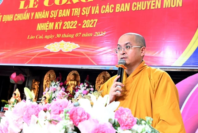 Đại đức Thích Nguyên Chính đọc quyết định của Trung ương Giáo hội