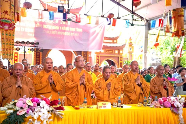 Chư tôn đức chào Quốc kỳ - Đạo kỳ