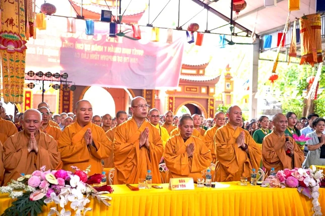 Chư tôn đức chào Quốc kỳ - Đạo kỳ