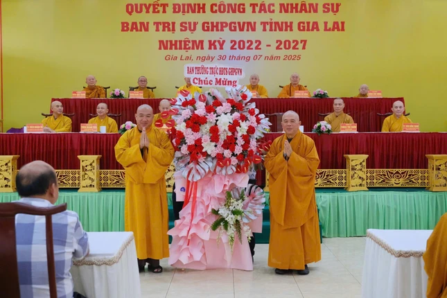 Thượng tọa Thích Phước Nguyên trao hoa chúc mừng của Ban Thường trực Hội đồng Trị sự đến Thượng tọa Thích Tâm Mãn đón nhận