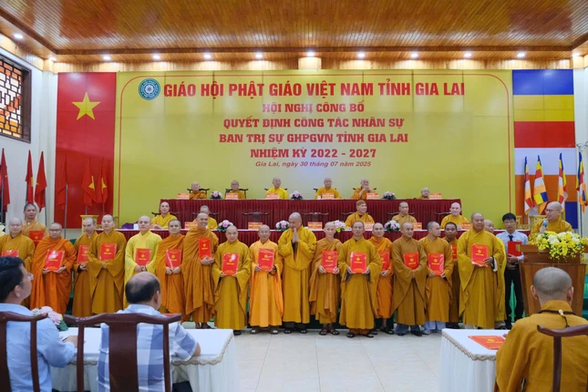 Thượng tọa Thích Phước Nguyên trao quyết định đến chư tôn đức Ban Trị sự