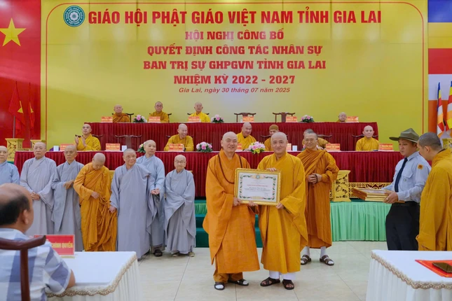 Hòa thượng Thích Huệ Thông trao Bằng tuyên dương công đức của GHPGVN