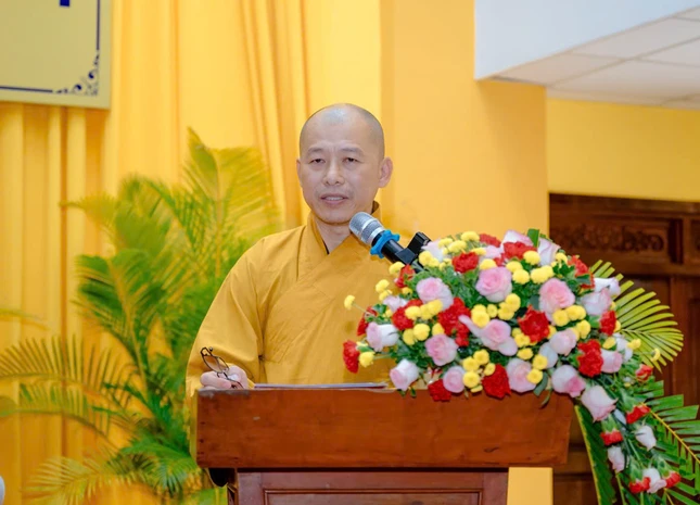 Thượng tọa Thích Minh Nhẫn công bố quyết định của Ban Thường trực Hội đồng Trị sự