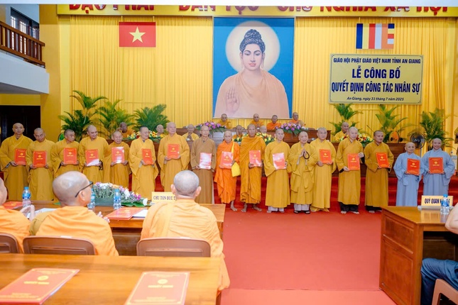 Trưởng lão Hòa thượng Thích Thiện Pháp, Ủy viên Thường trực Hội đồng Chứng minh, Phó Chủ tịch Thường trực Hội đồng Trị sự trao quyết định đến Ban Trị sự tỉnh An Giang nhiệm kỳ 2022-2027 Trưởng lão Hòa thượng Thích Thiện Pháp, Ủy viên Thường trực Hội đồng Chứng minh, Phó Chủ tịch Thường trực Hội đồng Trị sự trao quyết định đến Ban Trị sự tỉnh An Giang nhiệm kỳ 2022-2027
