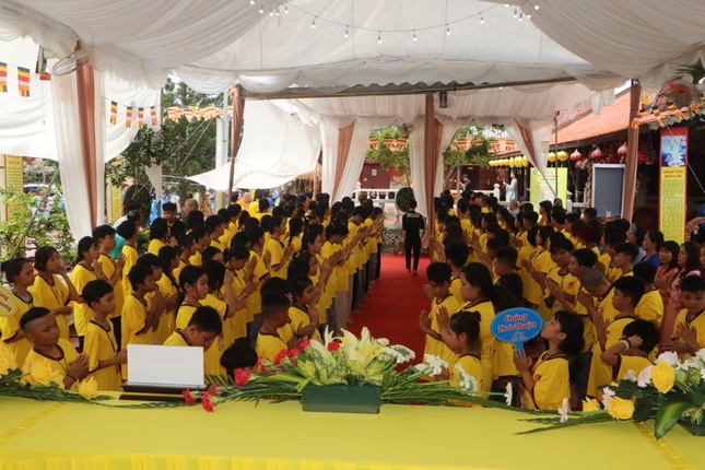 Hơn 200 khóa sinh và tình nguyện viên tham gia khóa tu Hơn 200 khóa sinh và tình nguyện viên tham gia khóa tu