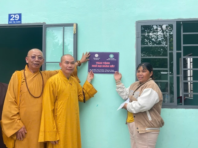 Khánh thành căn nhà mới, bàn giao đến gia đình bà Phạm Thị Bình (đồng bào Chăm), cư trú tại Vân Canh