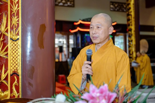 Thượng tọa Thích Minh Nhẫn công bố quyết định của Hội đồng Trị sự chuẩn y nhân sự Ban Trị sự tỉnh Vĩnh Long