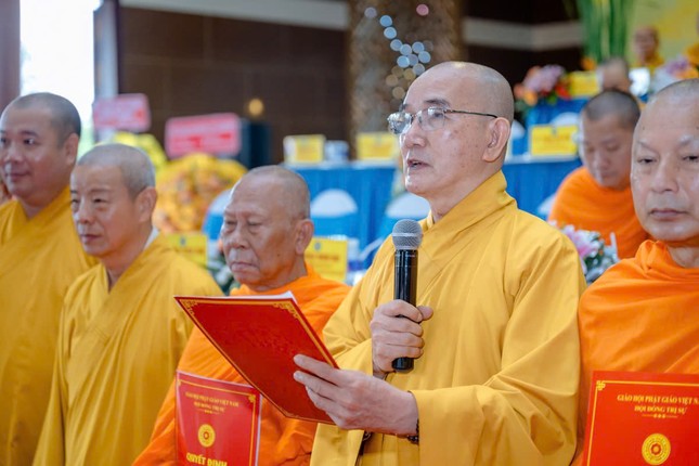 Thượng tọa Thích Lệ Lạc thay mặt Ban Trị sự tỉnh phát biểu nhận nhiệm vụ