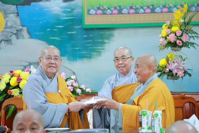 Ni trưởng Thích nữ Từ Nhẫn trao trao cúng dường tại trường hạ chùa Tây Thiên