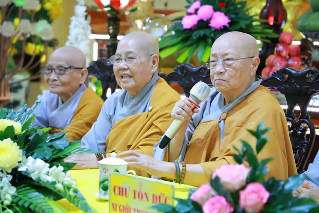 Ni trưởng Thích nữ Như Như, Phó Thường trực Phân ban Ni giới T.Ư sách tấn chư Ni tại trường hạ chùa Long Vân, tỉnh Đồng Nai