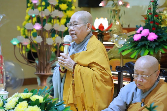 Ni trưởng Thích nữ Từ Nhẫn sách tấn hành giả Ni tại chùa Long Vân, tỉnh Đồng Nai