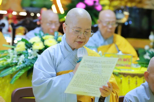 Ni trưởng Thích nữ Như Thảo đọc "chúc thư mùa hạ" của Ni trưởng Trưởng Phân ban Ni giới T.Ư tại trường hạ chùa Long Vân