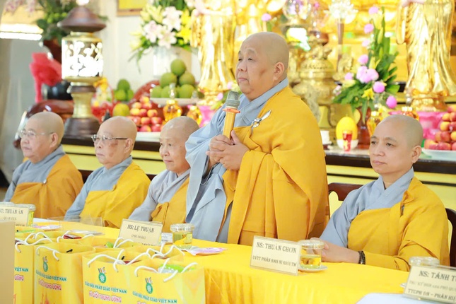 Ni sư Thích nữ Lệ Thuận thông tin về hoạt động Phật sự của Phân ban Ni giới T.Ư tại Trường Trung cấp Phật học Đồng Nai