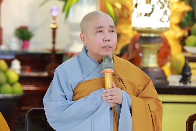 Ni sư Thích nữ Như Nguyệt chia sẻ tại Trường Trung cấp Phật học Đồng Nai