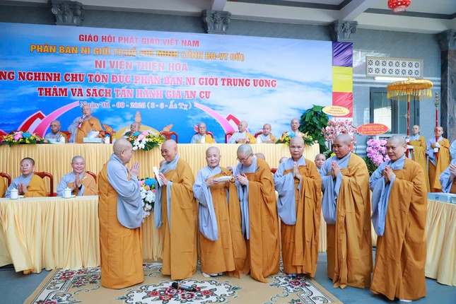 Cúng dường đến trường hạ Ni viện Thiện Hòa