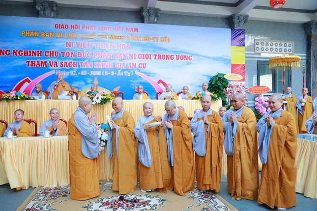 Cúng dường đến trường hạ Ni viện Thiện Hòa